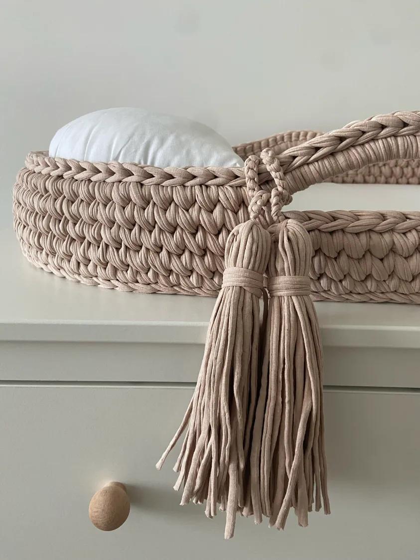 Couffin festonné beige + panier à langer M (70cm) + support bois avec lattes et arche d’éveil