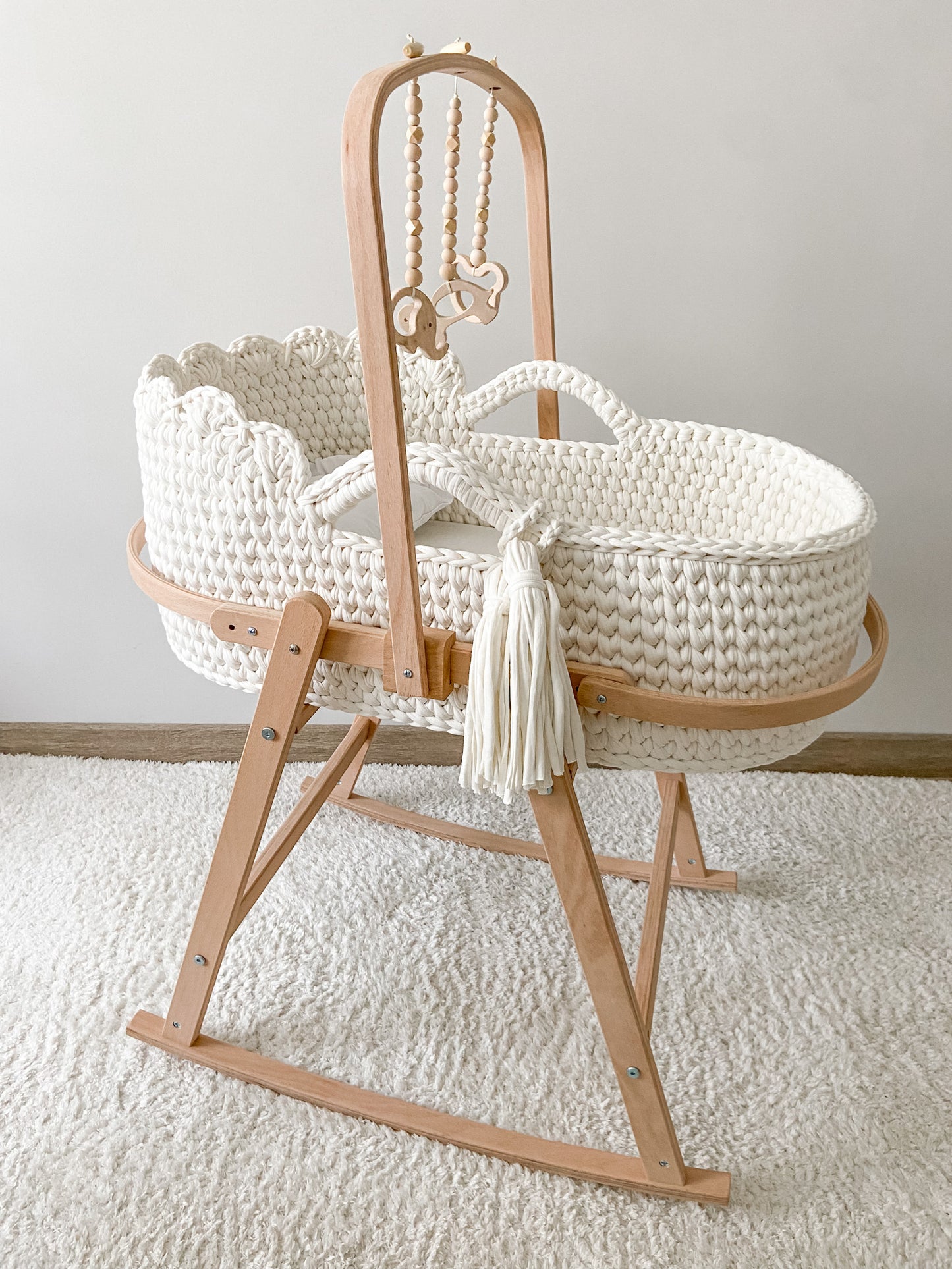 Off-white scalloped bassinet